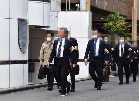 ラブホテルに立ち入り調査に入る警視庁の捜査員＝１７日午後、東京都新宿区（一部、画像処理してあります）