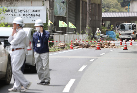 地震の影響で落石が起きた現場＝１８日午前、愛媛県大洲市