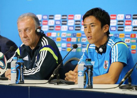 ワールドカップのギリシャ戦を翌日に控え、記者会見で質問に答える長谷部（右）。左はザッケローニ監督（肩書は当時）＝２０１４年６月、ブラジル・ナタル