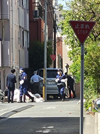 警察官に突っ込んできた車両＝１９日午前、東京都渋谷区