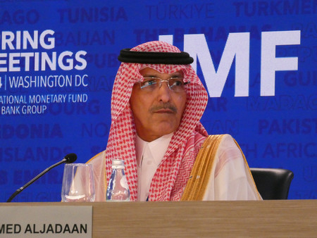記者会見するサウジアラビアのジャドアーン財務相＝１９日、ワシントン