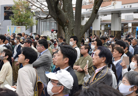補選の応援演説に耳を傾ける人たち＝２０日午後、松江市