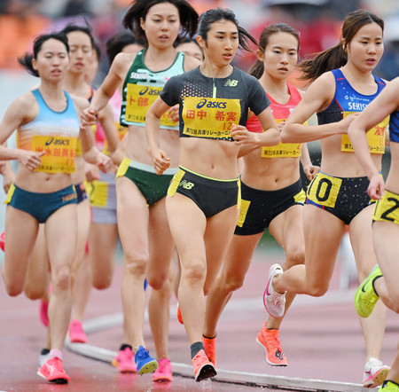 女子１５００メートルで力走する田中希実（中央）＝２１日、神戸ユニバー記念競技場