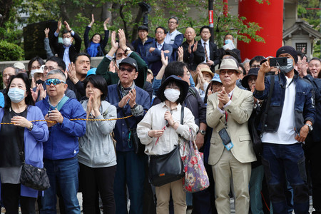 衆院東京１５区補欠選挙が告示され、街頭演説を聞く人たち＝１６日、東京都江東区