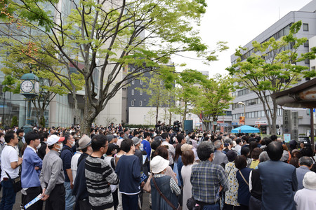 衆院島根１区補欠選挙の応援演説に耳を傾ける人たち＝２０日、松江市