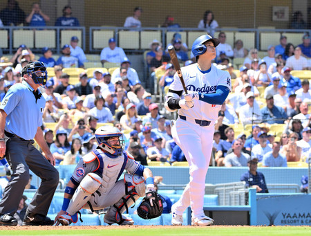 メッツ戦の３回、先制２ランを放つドジャースの大谷。メジャー通算１７６本塁打は日本選手単独最多となった＝２１日、ロサンゼルス