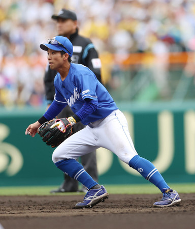 阪神戦で守備に就く中日の田中＝２０日、甲子園