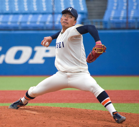 立大戦で力投する法大の篠木＝２２日、神宮球場