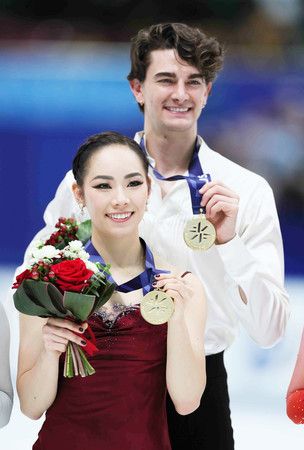 フィギュアスケート全日本選手権のアイスダンスで優勝した小松原美里（手前）、小松原尊組＝２０２３年１２月、長野・ビッグハット