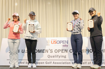 ゴルフの全米女子オープン日本地区最終予選会を突破した４選手。右から藤田さいき、尾関彩美悠、河本結、サイ・ペイイン＝２２日、千葉・房総ＣＣ房総