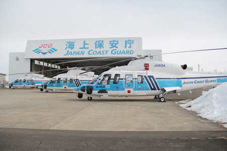 １機が追加配備され、３機体制になった第１管区海上保安本部釧路航空基地のヘリ＝３月８日、北海道釧路市