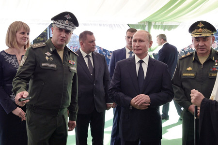 ロシアのプーチン大統領（中央）に説明するイワノフ国防次官（左）。右はショイグ国防相＝２０１８年９月、モスクワ郊外（ＡＦＰ時事）