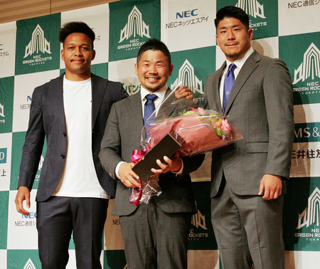 現役引退を表明した田中史朗（中央）。左は松島幸太朗、右は松田力也＝２４日、東京都内
