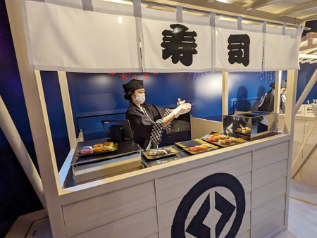 くら寿司が東京・銀座に開業するグローバル旗艦店のすし屋台＝２４日午後、東京都中央区