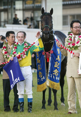 第４９回有馬記念を制したゼンノロブロイとペリエ騎手（左から２人目）＝２００４年１２月、中山競馬場
