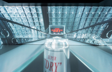 東京・銀座にアサヒビールが開設するスーパードライの没入型ショップが提供するビールの缶の視点での製造体験アトラクション（同社提供）