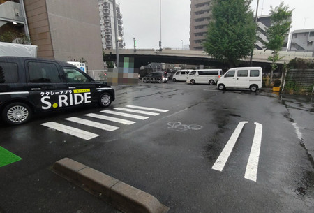 平山綾拳容疑者が知人にセダンを貸したコンビニの駐車場＝２４日、東京都品川区（一部、画像処理してあります）