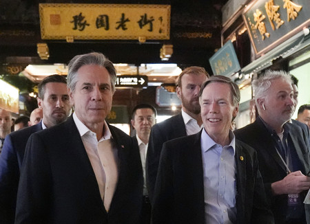 ２４日、中国・上海市内を散策するブリンケン米国務長官（手前左）（ＡＦＰ時事）