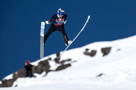 特設ジャンプ台で２９１メートルの大飛躍を決めたスキー・ジャンプの小林陵侑＝２４日、アイスランド北部（Ｍｉｈａｉ　Ｓｔｅｔｃｕ／Ｒｅｄ　Ｂｕｌｌ　Ｃｏｎｔｅｎｔ　Ｐｏｏｌ）