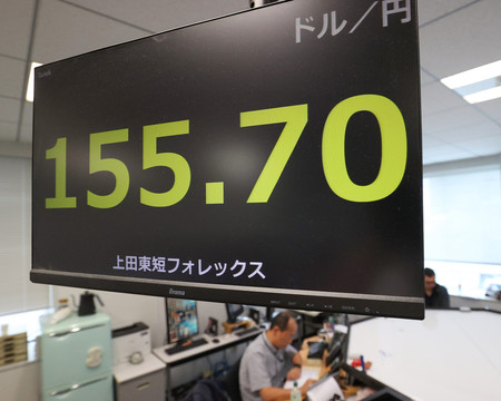 １ドル＝１５５円台後半の円相場を示すモニター＝２５日午後、東京都中央区