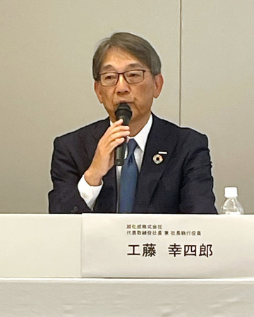 記者会見する旭化成の工藤幸四郎社長＝２５日、東京都千代田区