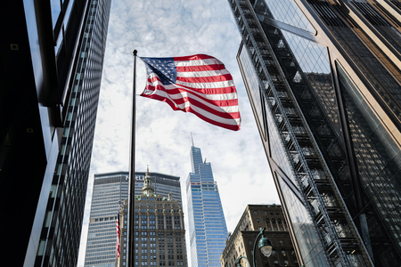 米ニューヨーク・マンハッタンに掲げられた米国旗（ＡＦＰ時事）