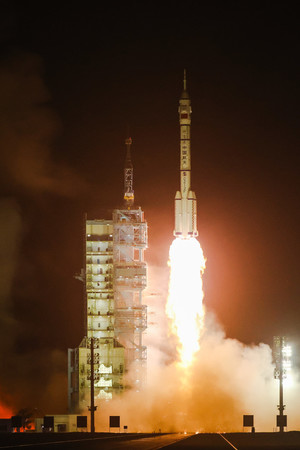 ２５日、中国北西部の酒泉衛星発射センターからロケットで打ち上げられた有人宇宙船「神舟１８号」（ＥＰＡ時事）
