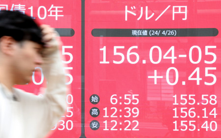 １ドル＝１５６円台に下落した円相場を示すモニター＝２６日午後、東京都中央区