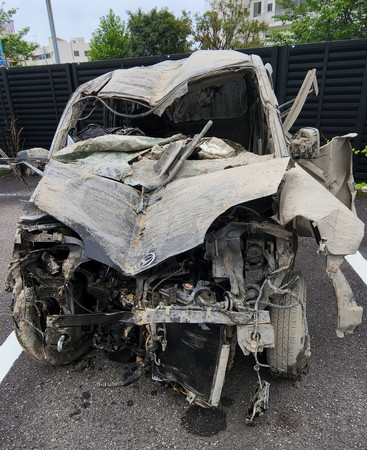 水田に転落した軽自動車＝２６日午後、徳島県阿南市