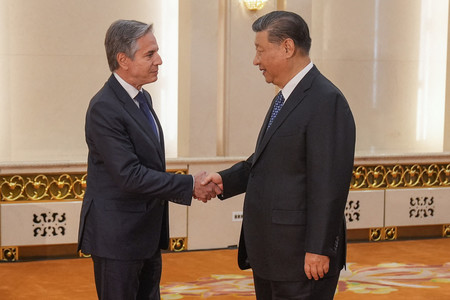２６日、北京で握手するブリンケン米国務長官（左）と中国の習近平国家主席（ＡＦＰ時事）