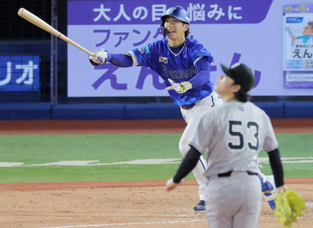 ８回、満塁本塁打を放つＤｅＮＡの度会＝２６日、横浜