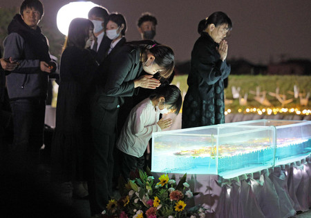 ２６４人が死亡した中華航空機事故から３０年を迎え、手を合わせる遺族ら＝２６日午後、愛知県春日井市