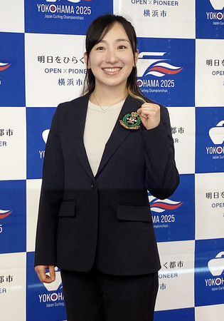 記者会見後、ポーズを決めるカーリング女子の藤沢＝２６日、横浜市