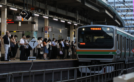 混雑するＪＲ東京駅・在来線のホーム（資料）