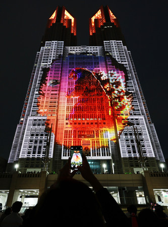 東京都庁第一本庁舎に投影されたゴジラの映像＝２７日夜、東京都新宿区