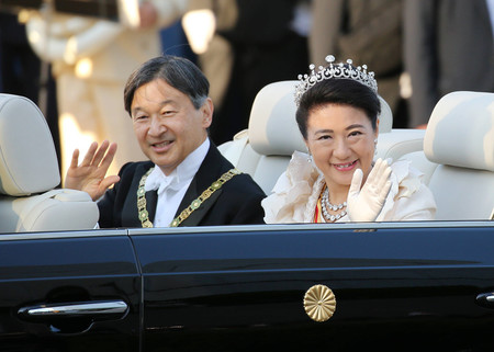 即位を祝うパレードで、沿道に集まった人たちに手を振られる天皇、皇后両陛下＝２０１９年１１月１０日、東京都港区