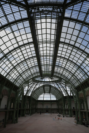 ガラス屋根の天井が特徴的な歴史的建造物のグランパレ。改修工事が行われ、パリ五輪ではフェンシングなどが行われる。＝４月１５日、パリ（ＥＰＡ時事）