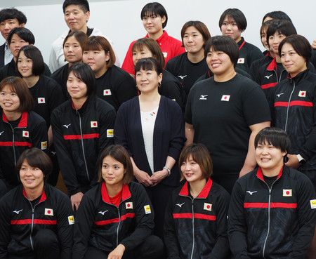 柔道女子日本代表の強化合宿を訪れた谷亮子さん（手前から２列目中央）＝３０日、東京都北区