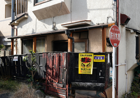 東京都内で見られる空き家（ＥＰＡ時事）