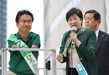 衆院東京１５区補欠選挙で乙武洋匡氏（左）への支持を訴える東京都の小池百合子知事（中央）＝２１日、東京都江東区