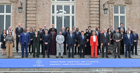 先進７カ国（Ｇ７）気候・エネルギー・環境相会合で写真撮影に応じる各国閣僚ら＝２９日、イタリア北部トリノ（ＥＰＡ時事）