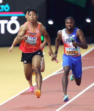 世界選手権男子４００メートルリレー決勝、米国のライルズ（右）と競り合うサニブラウン＝２０２３年８月、ブダペスト