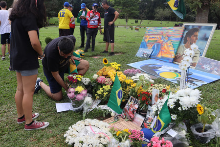 死去から３０年がたったＦ１ドライバー、アイルトン・セナの墓＝１日、ブラジル・サンパウロ