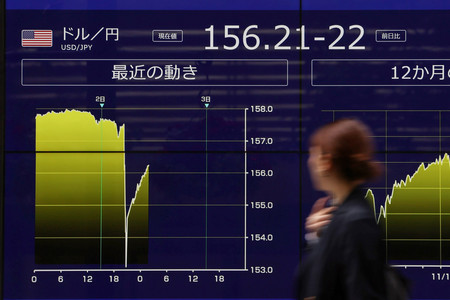 乱高下した円相場を示すモニター＝２日午前、東京都千代田区