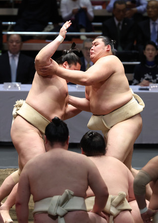 横綱審議委員による稽古総見で相撲を取る大の里（右）＝２日、東京・両国国技館