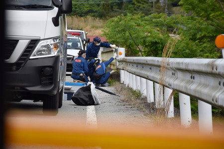 遺体遺棄現場付近を調べる山梨県警の捜査員＝２日午後、同県身延町