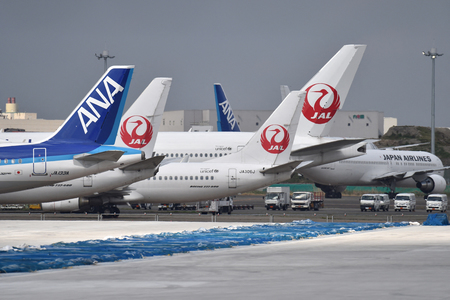 東京・羽田空港に駐機する日本航空（ＪＡＬ）と全日本空輸（ＡＮＡ）の航空機（ＡＦＰ時事）