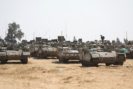 イスラエル軍の車両＝１日、パレスチナ自治区ガザとの境界付近（ＥＰＡ時事）