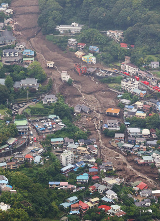 土石流が起きた静岡県熱海市の伊豆山地区＝２０２１年７月５日