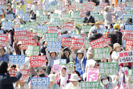 護憲派の集会で、憲法改正反対を訴える参加者＝３日午後、東京都江東区